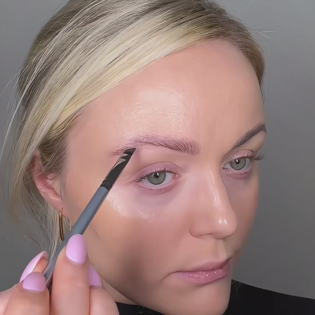 Application de la Pommade-Crème Gel pour sourcils Soleillya